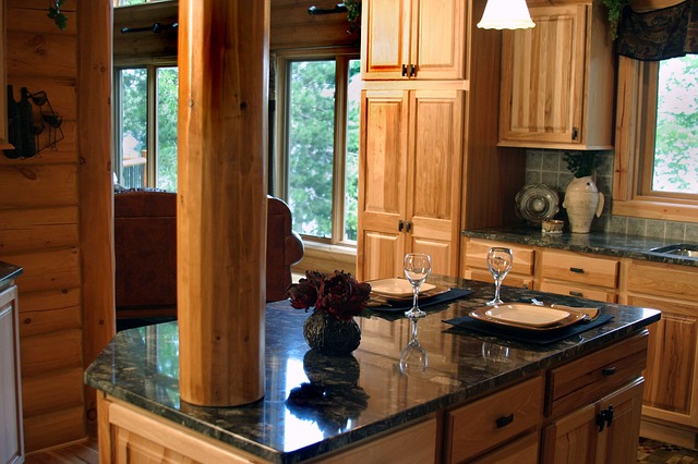 dřevěná kuchyně s šedou kamennou pracovní deskou