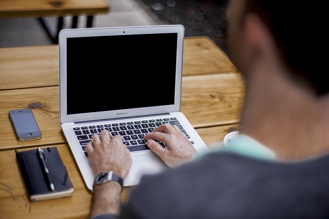 laptop, člověk